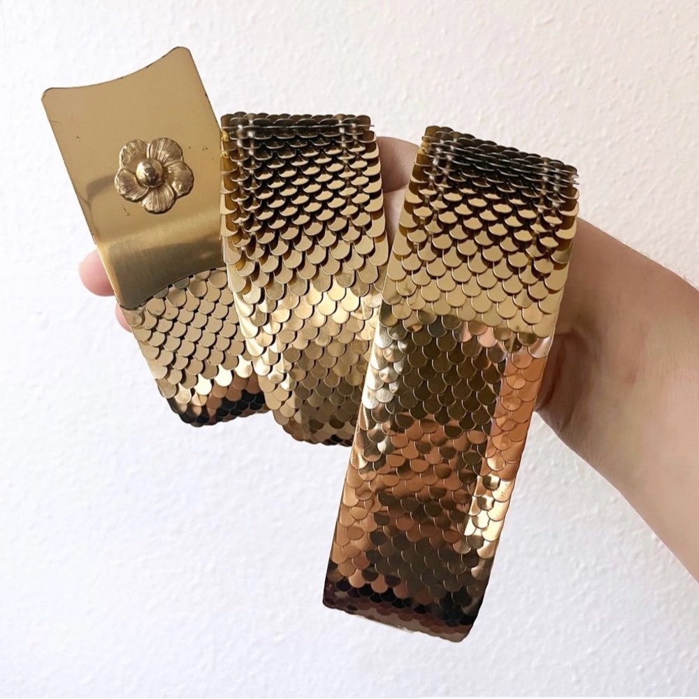 Vintage 1980’s gold metal hook and eye belt🌸
